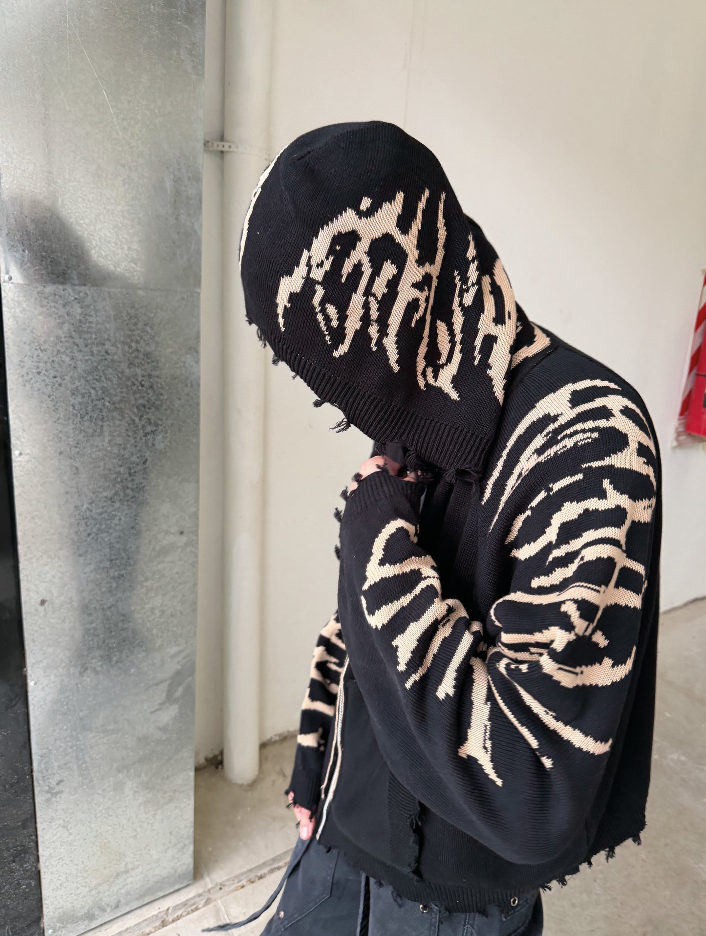 Hoodie Zip Tejido Reversible "Huesos" Rotten x Bossio (Negro x Beige)