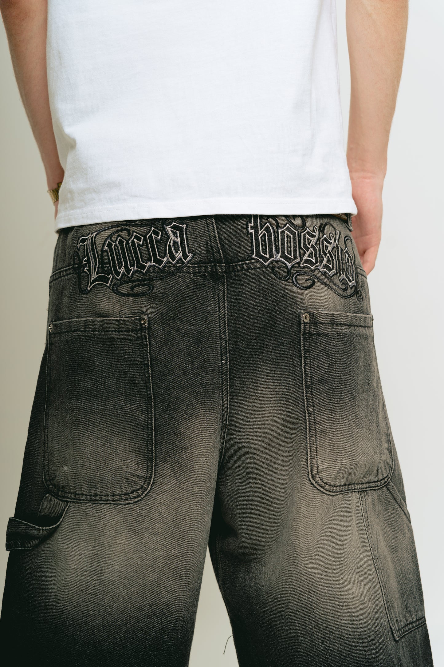 Bermuda Carpintera Jean Baggy “GoticoFileteado” (Negro Lavado)