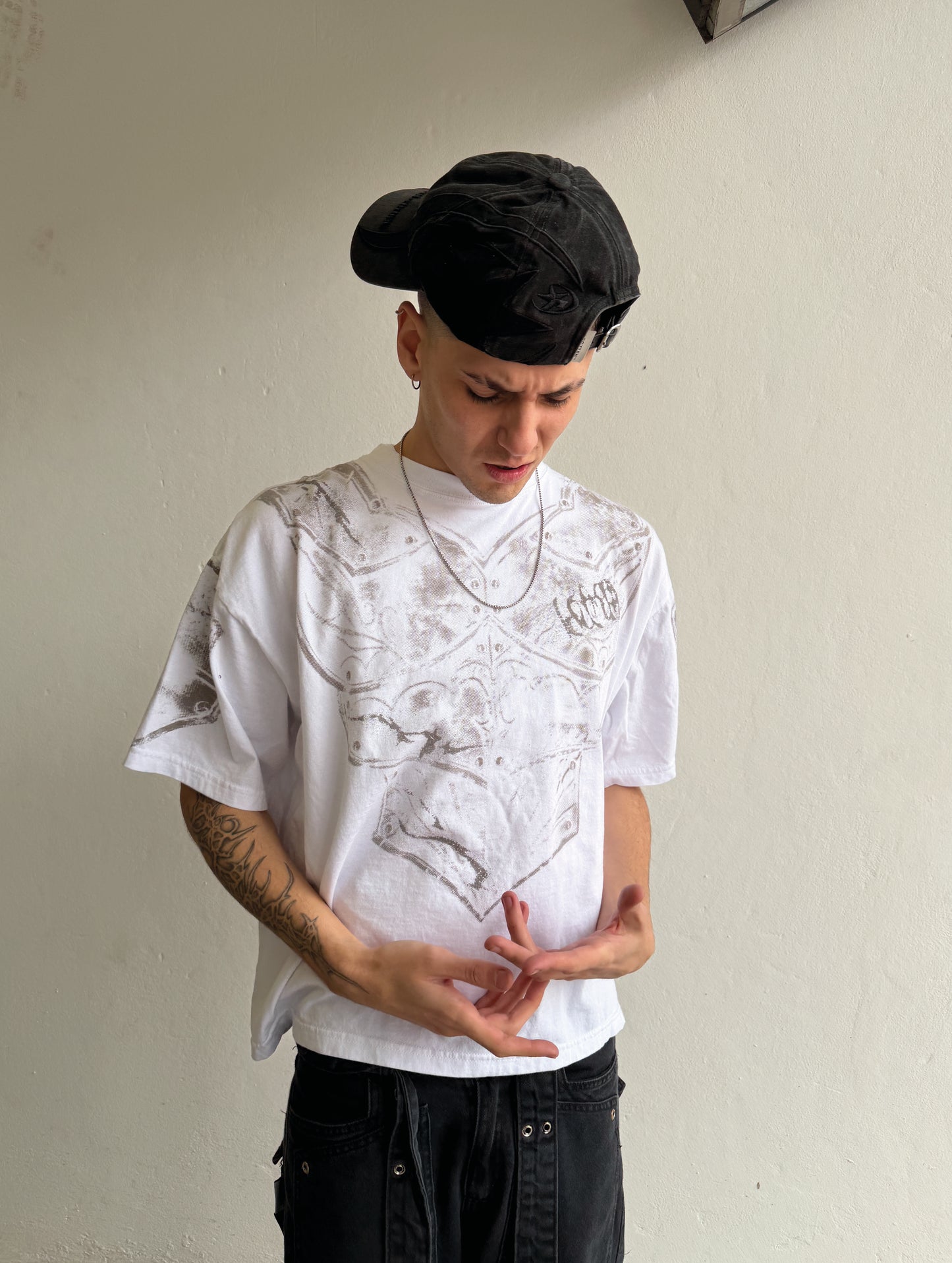 Remera "Armadura" Rotten x Bossio (Blanco)