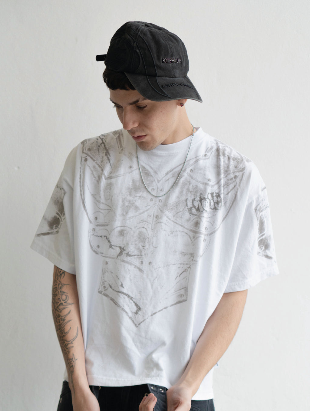 Remera "Armadura" Rotten x Bossio (Blanco)