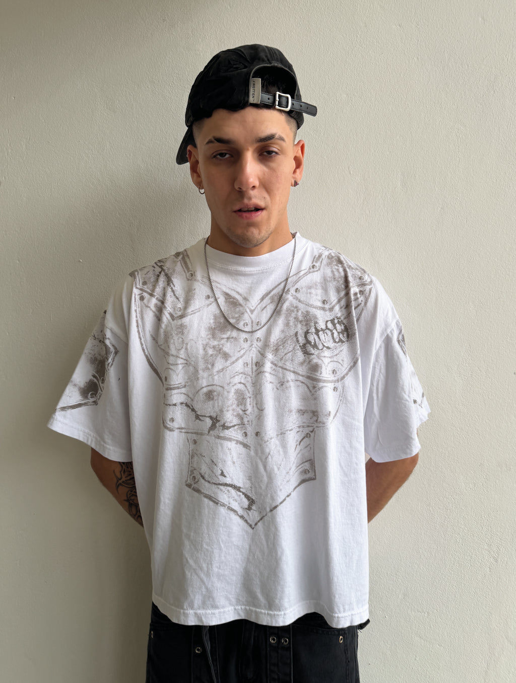 Remera "Armadura" Rotten x Bossio (Blanco)