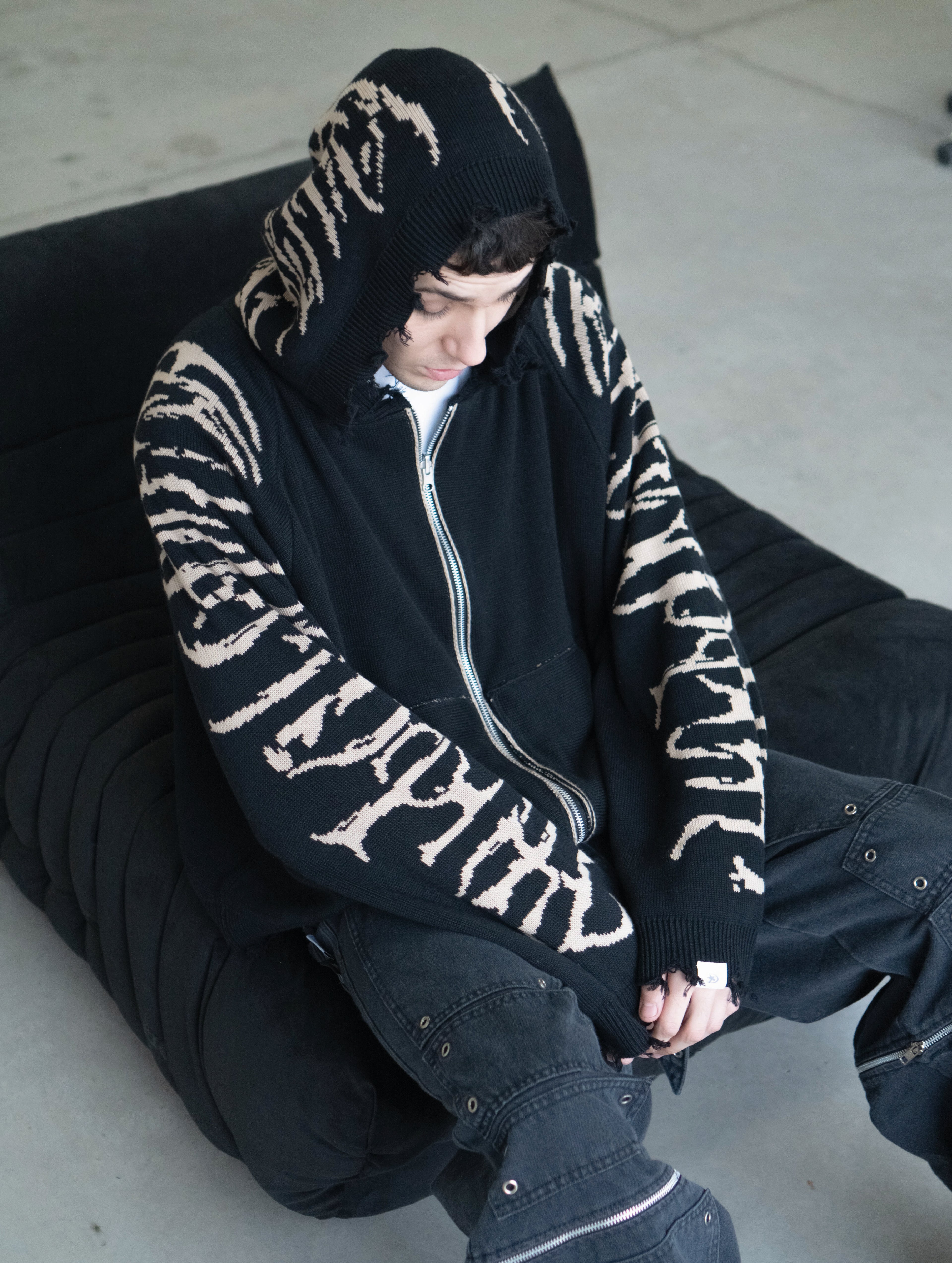 Hoodie Zip Tejido Reversible "Huesos" Rotten x Bossio (Negro x Beige)
