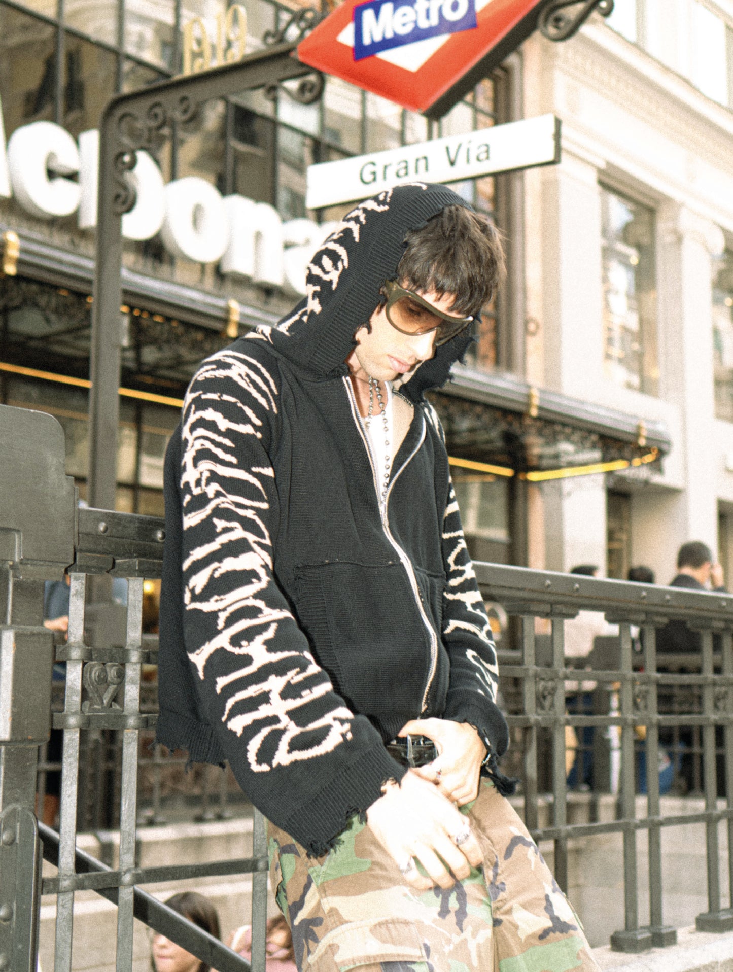 Hoodie Zip Tejido Reversible "Huesos" Rotten x Bossio (Negro x Beige)