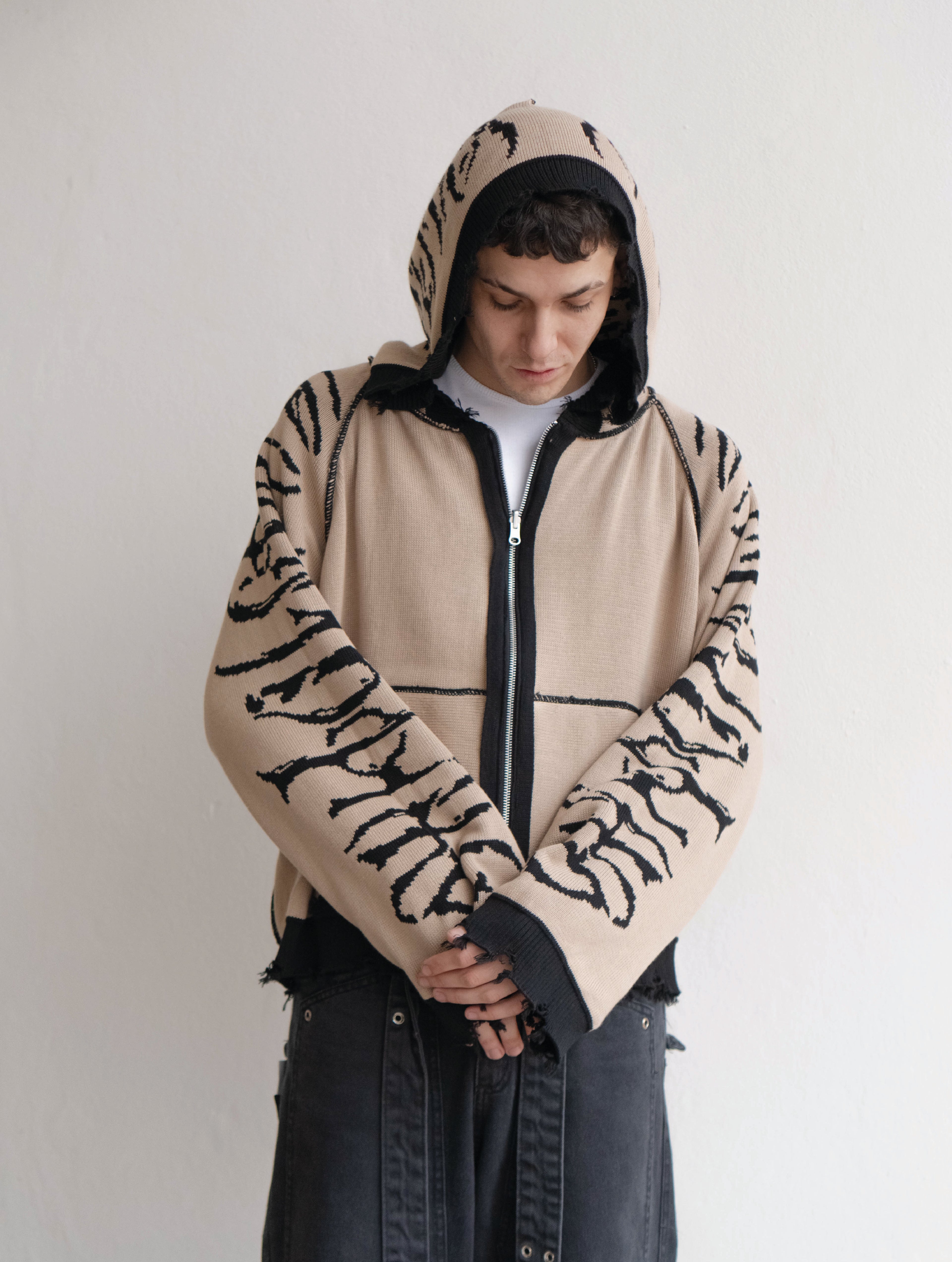 Hoodie Zip Tejido Reversible "Huesos" Rotten x Bossio (Negro x Beige)