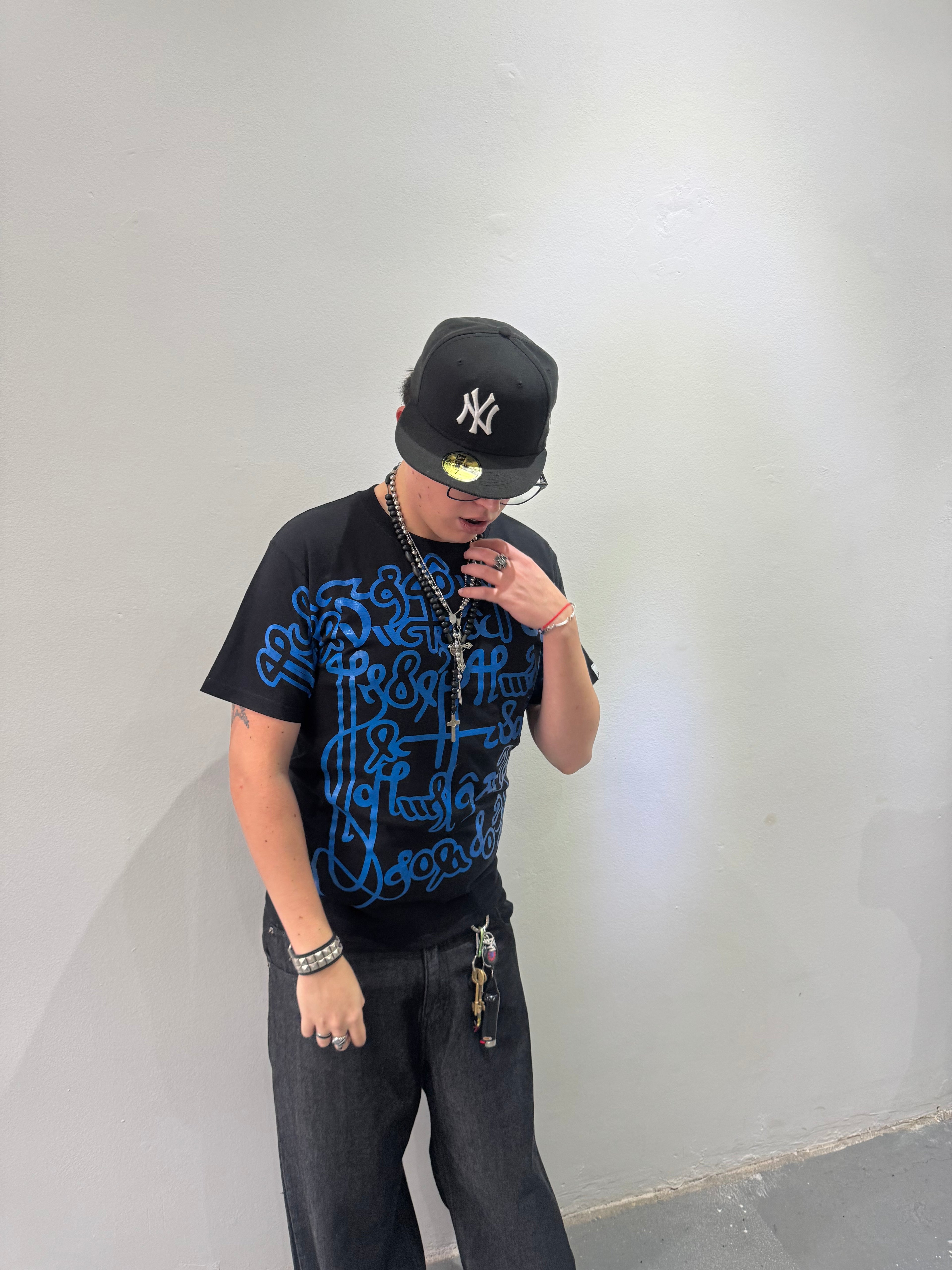 Remera Full Print "Escrituras" (Negro) - M.V.