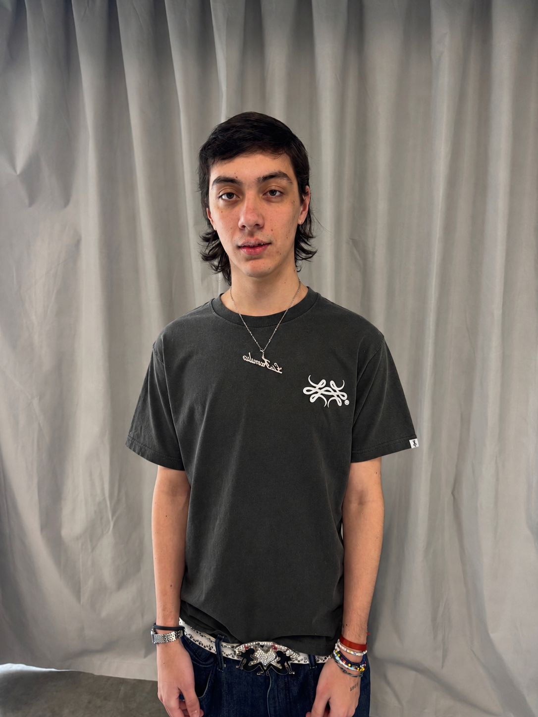 Remera "Monograma" (Gris)