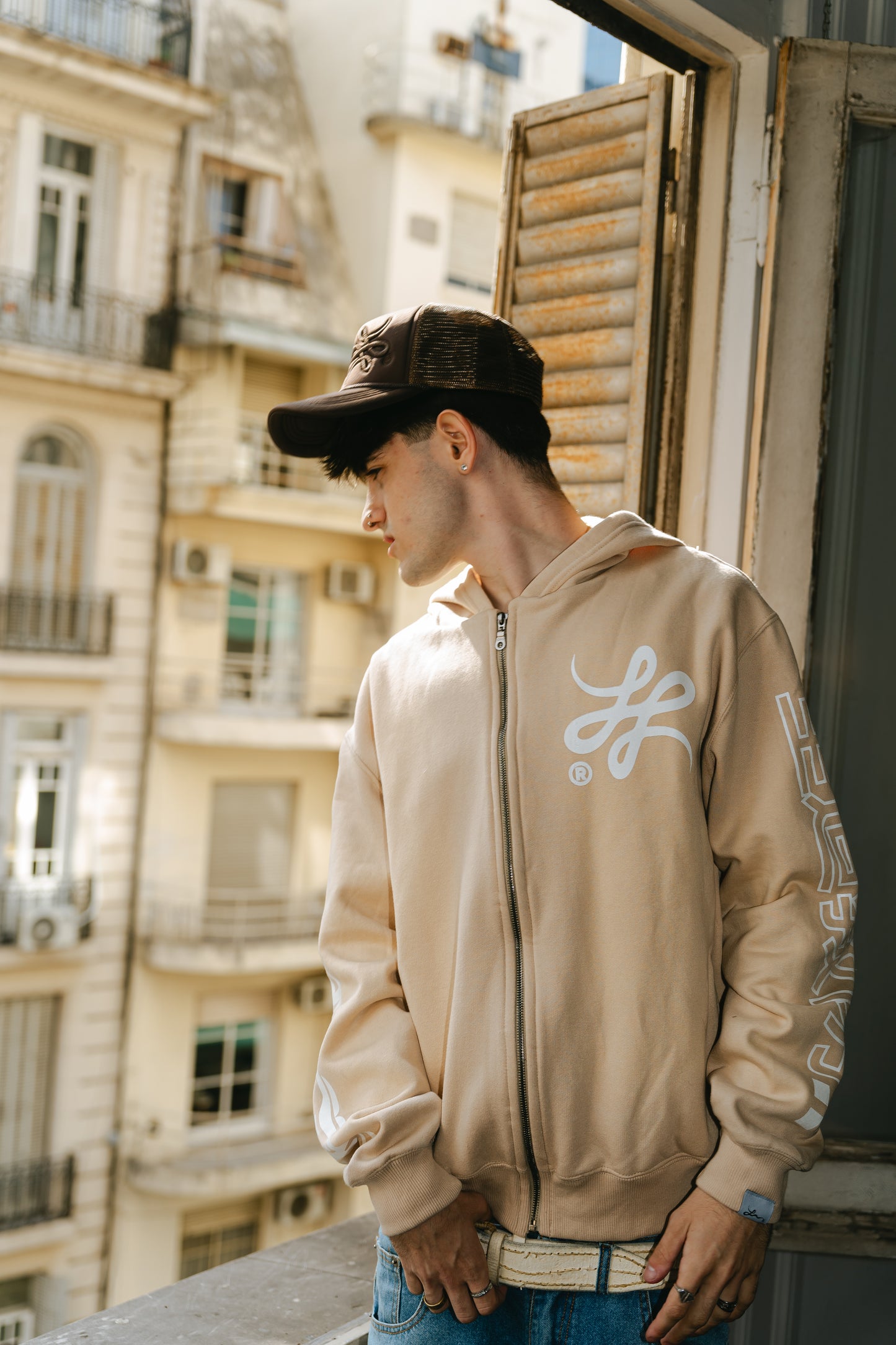 Zip Hoodie Contradicción Oriental Vol. 4 (Crema)