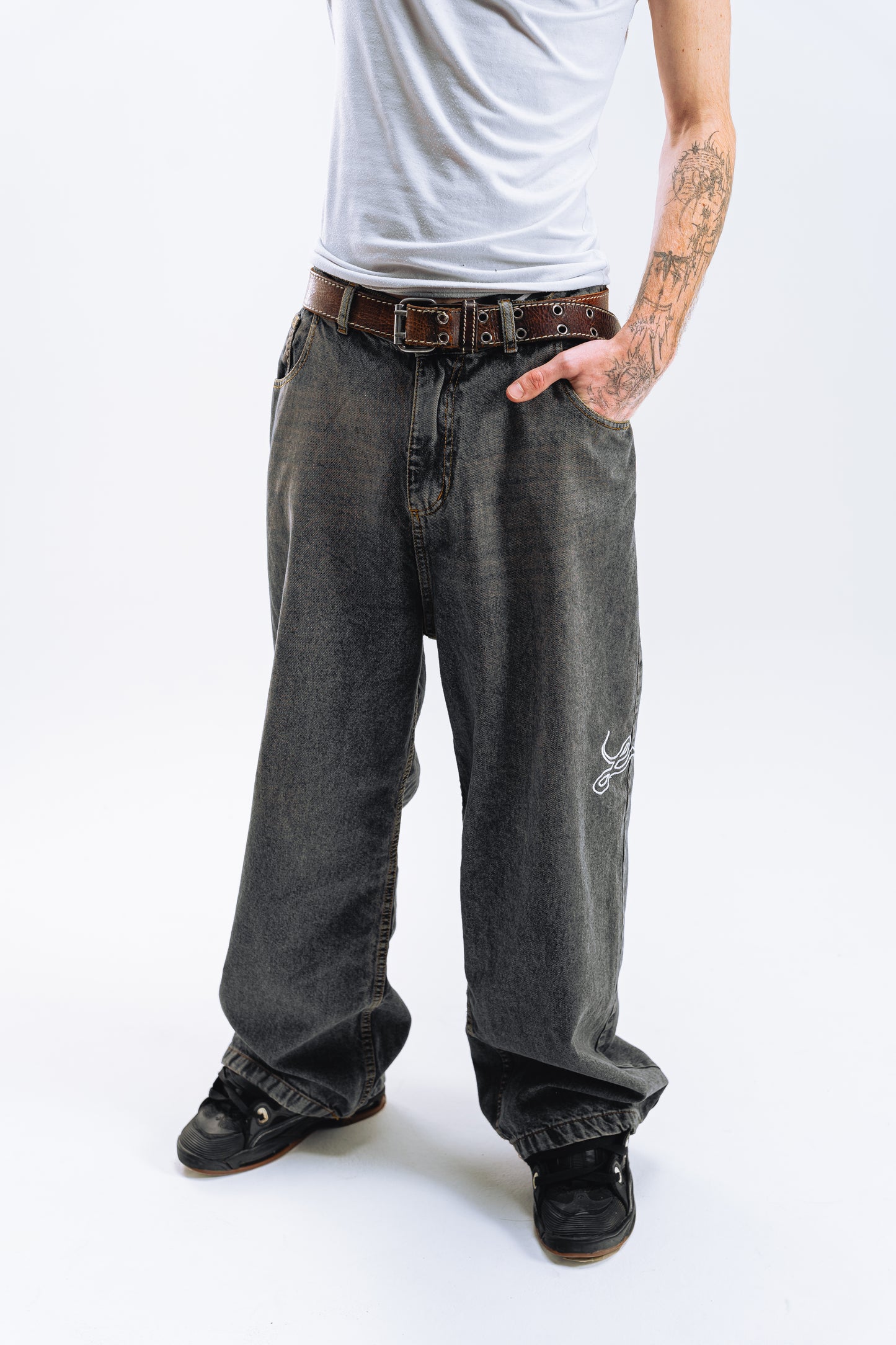 Jean Baggy Marròn Bordado Lateral "PUNTO COM" 9