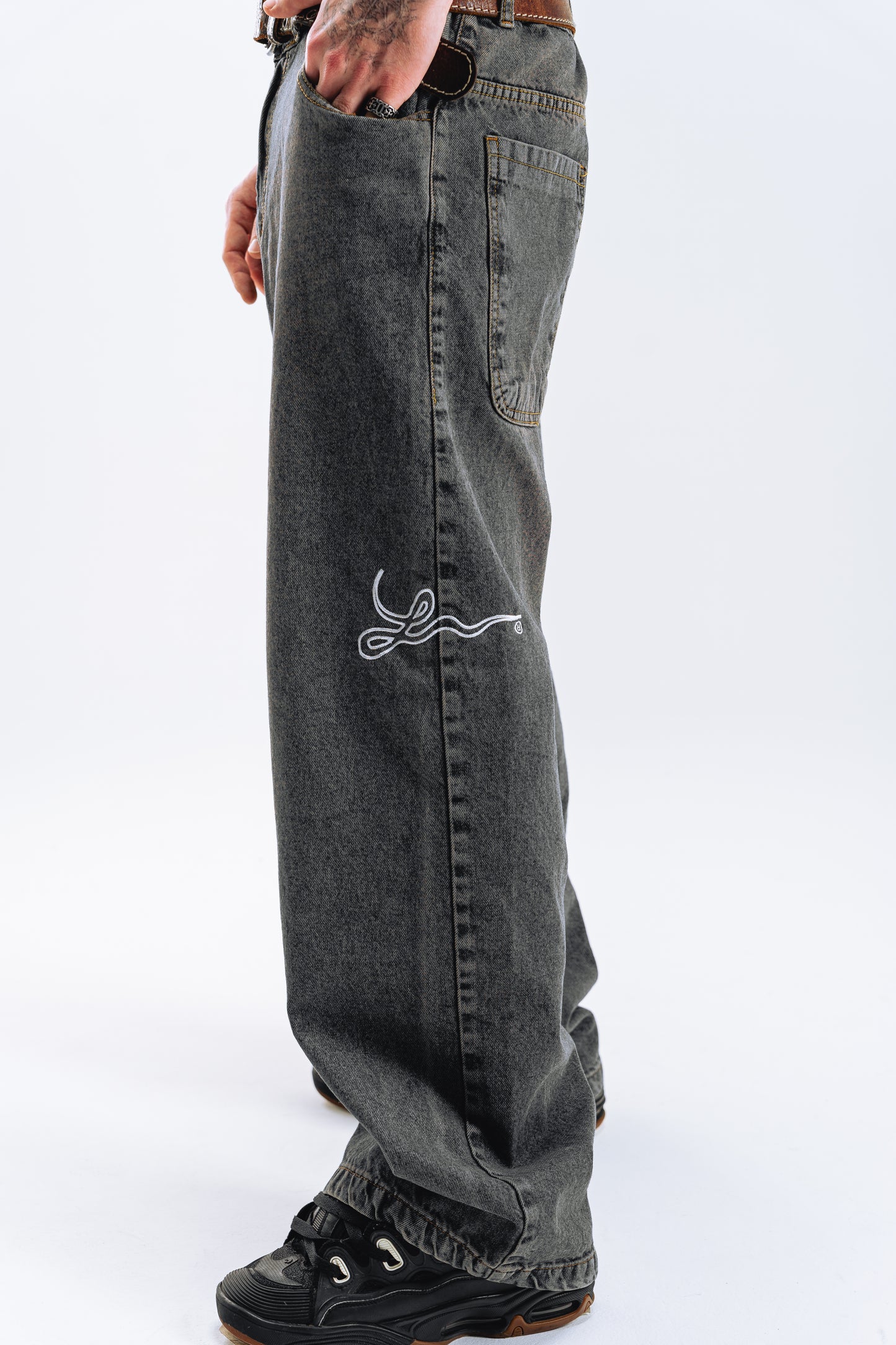 Jean Baggy Marròn Bordado Lateral "PUNTO COM" 9