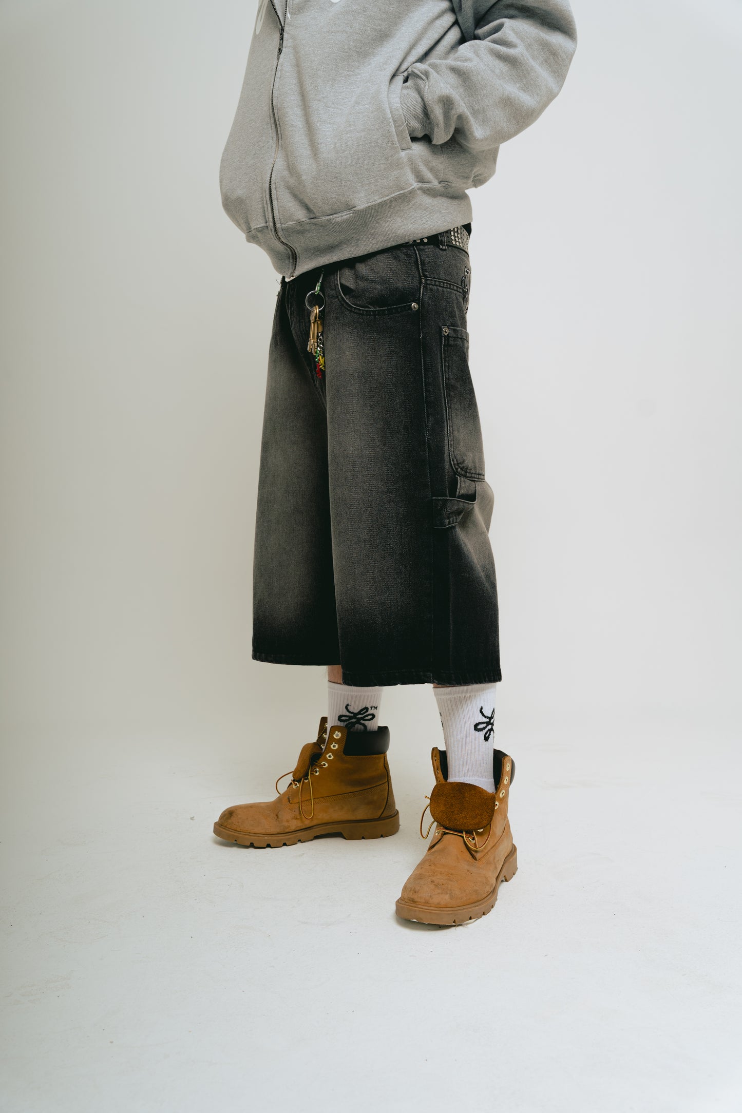 Bermuda Carpintera Jean Baggy “GoticoFileteado” (Negro Lavado)