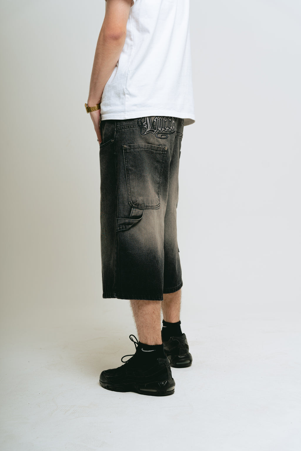 Bermuda Carpintera Jean Baggy “GoticoFileteado” (Negro Lavado)