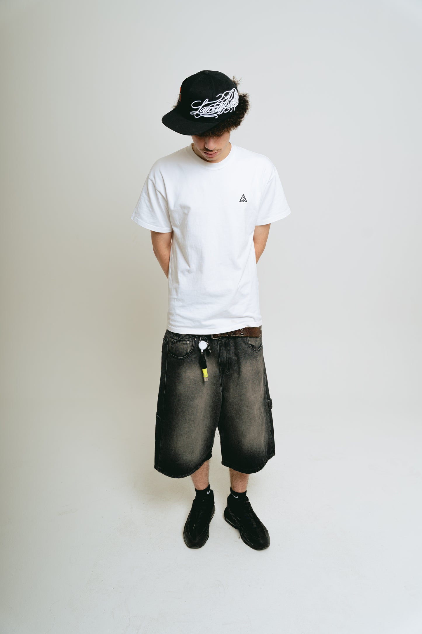 Bermuda Carpintera Jean Baggy “GoticoFileteado” (Negro Lavado)