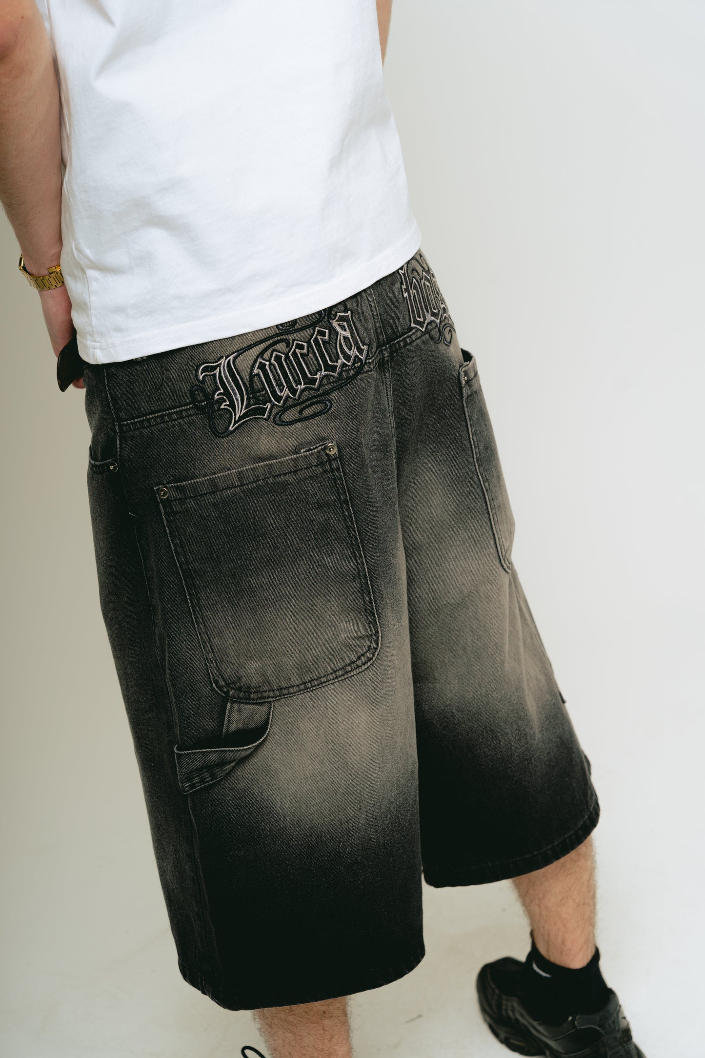 Bermuda Carpintera Jean Baggy “GoticoFileteado” (Negro Lavado)