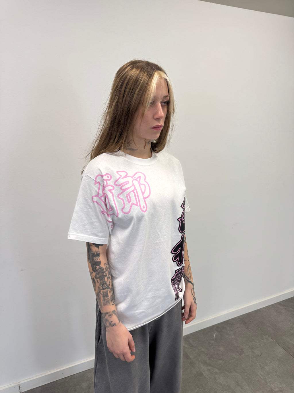 Remera "Oriental" (Blanco Rosa)