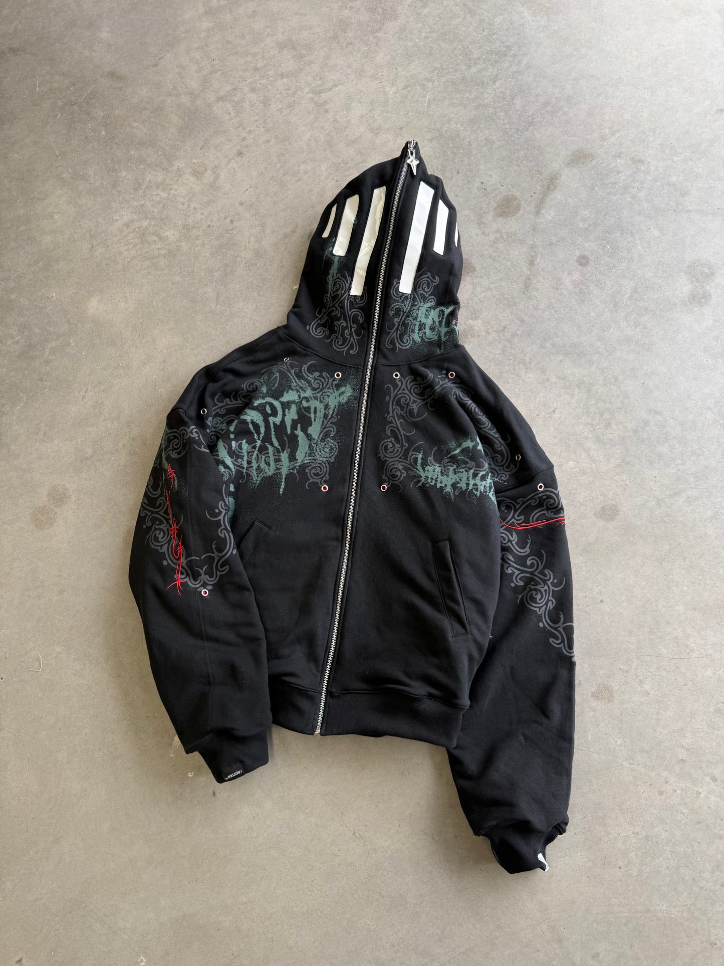 Hoodie Full Zip Reversible "Armadura" Rotten x Bossio (Negro x Rojo)