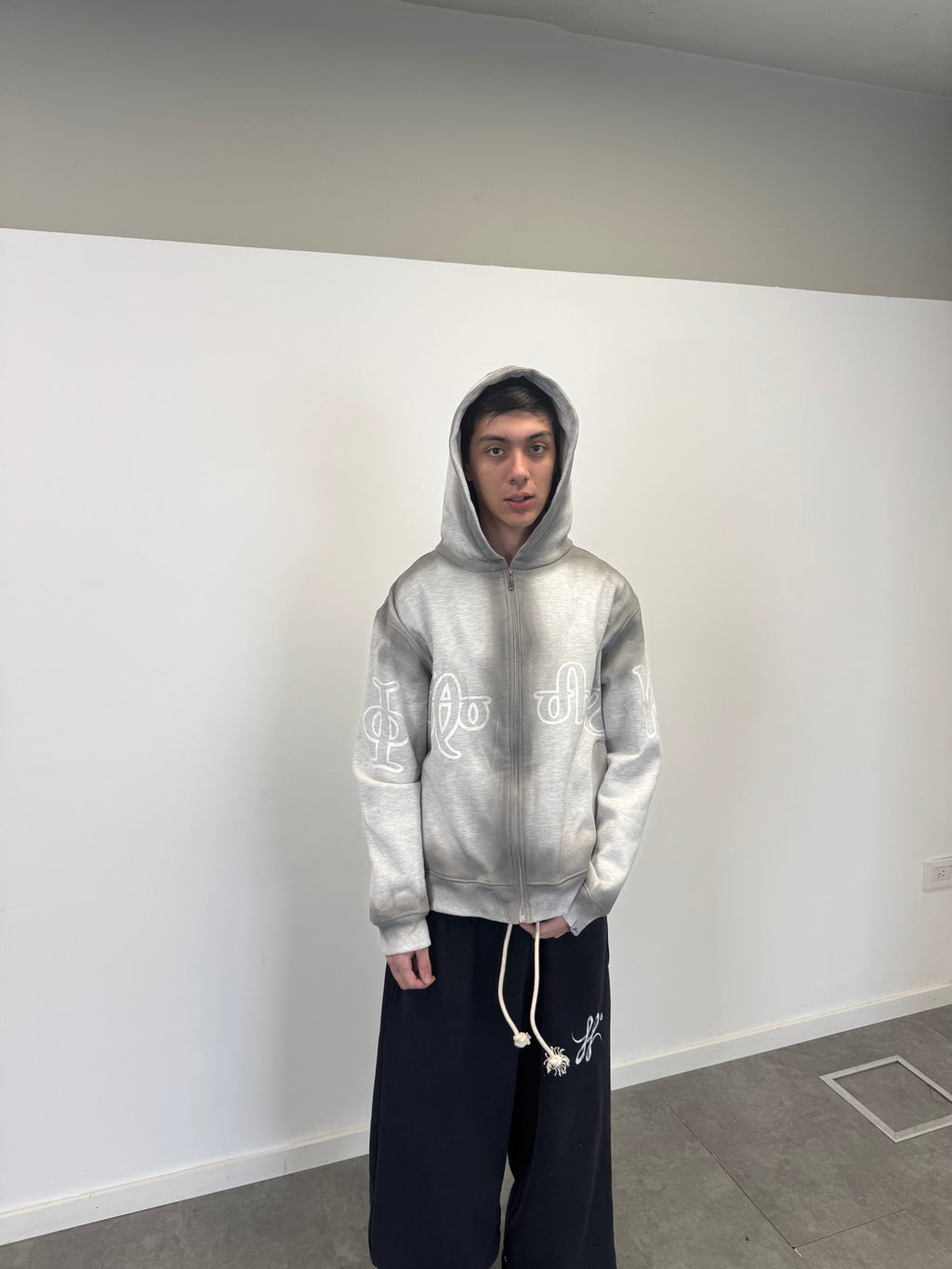 Zip Hoodie "Lengua Eslava" (Gris Washed)