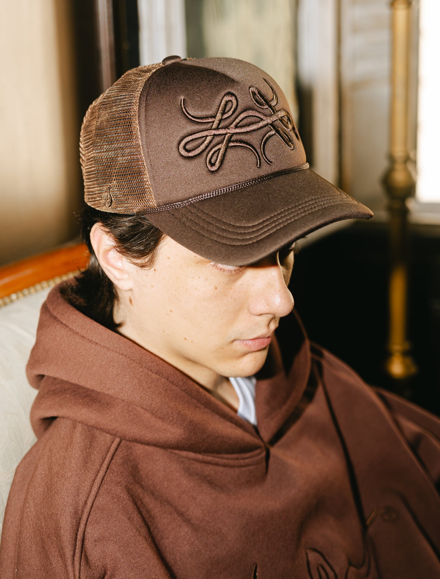 Gorra Trucker Marrón "Trigrama"