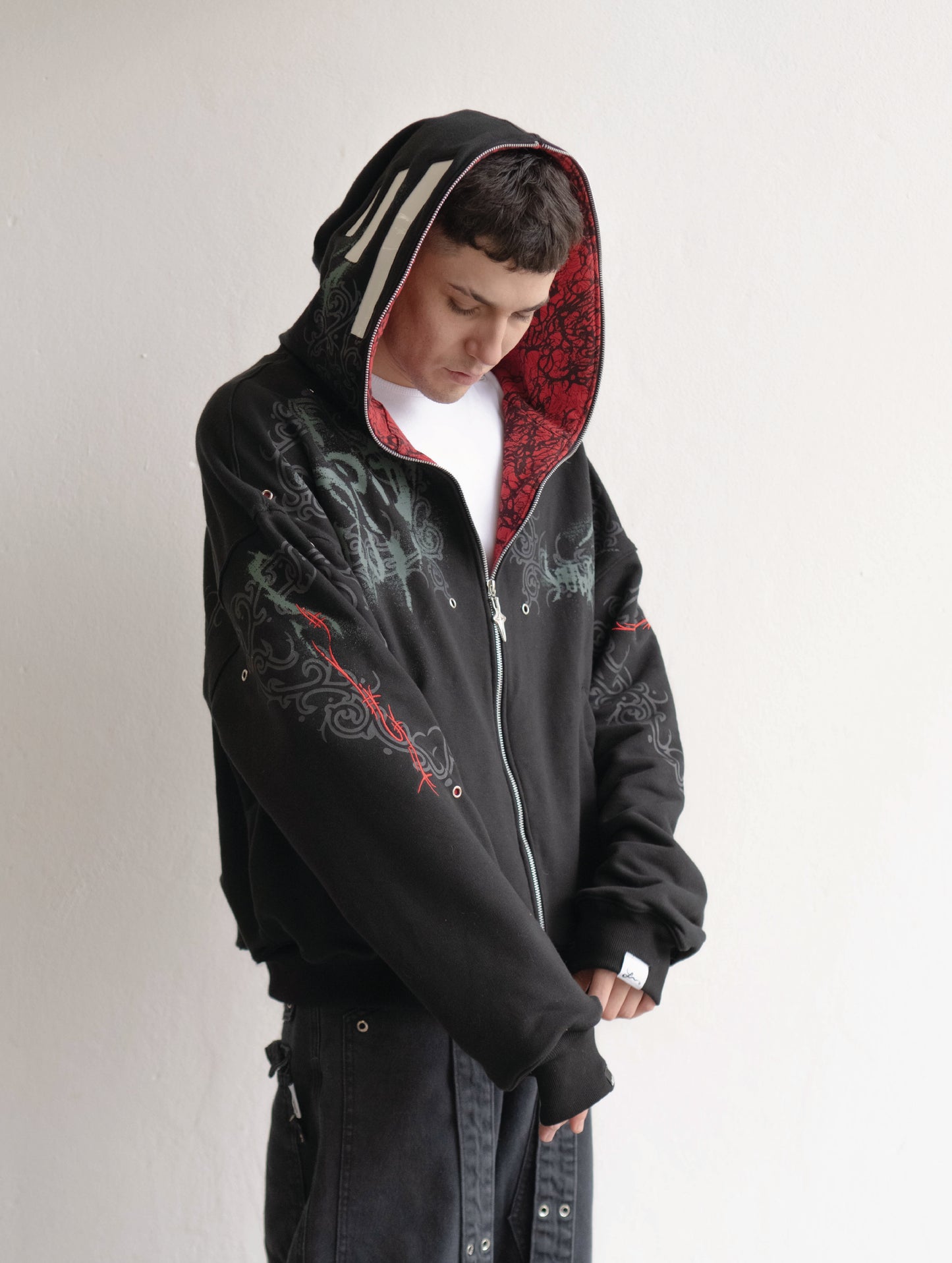 Hoodie Full Zip Reversible "Armadura" Rotten x Bossio (Negro x Rojo)